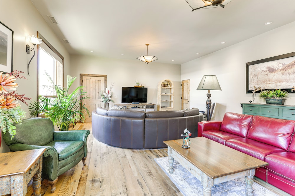 Walkable Apt in Carbondale: 'luxury Artist's Loft'