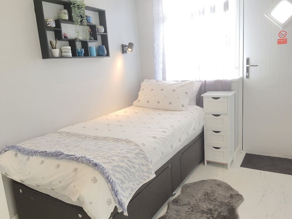 Modern Studio Apartment in Newcastle Upon Tyne view 3