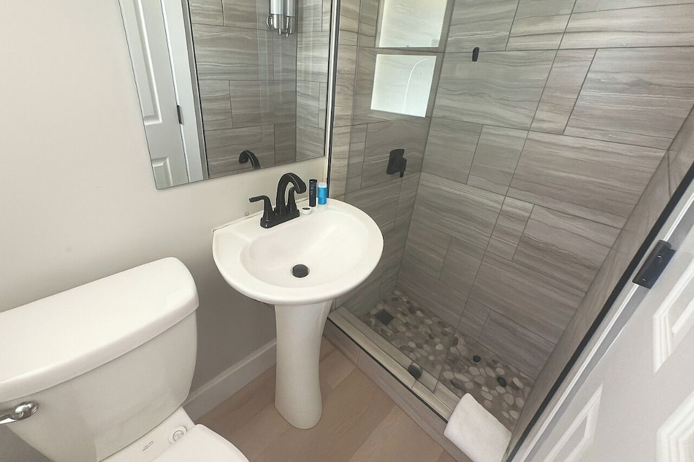 Beachside 1BR Apt - Walk to Hollywood Dania Beach