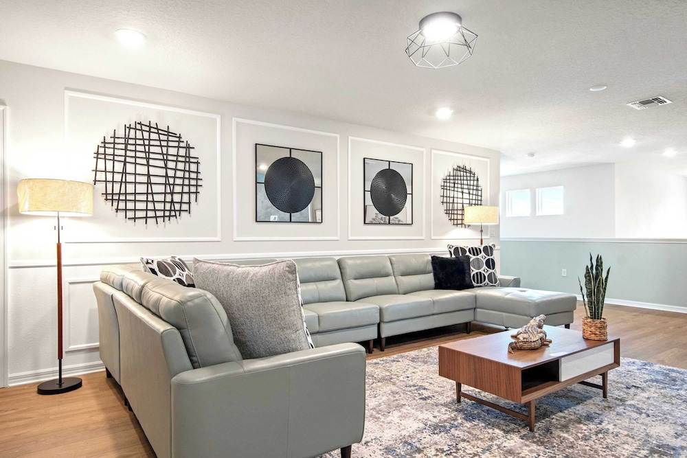 Bright & Spacious 7BR Pool Villa w/ Game Loft New Windsor Cay Resort Near Disney