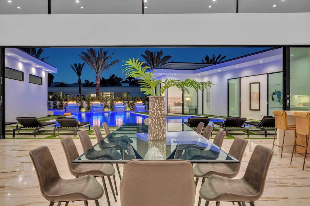 Luxury Retreat Pool, Putting Green + Pickleball Sleeps 17 Bravo Villa 8 by Avantstay