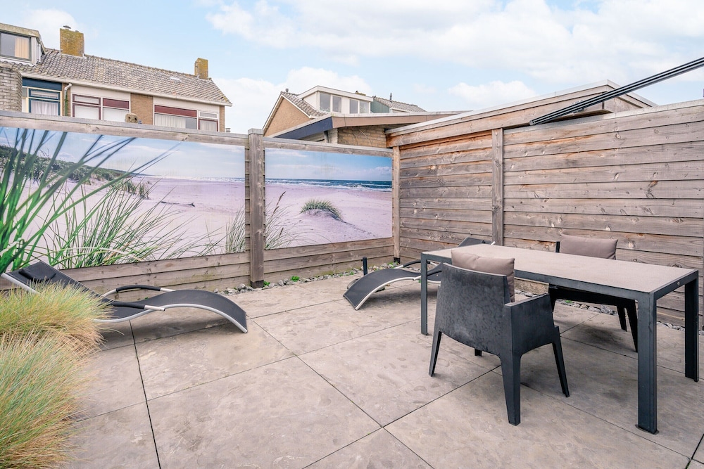 Charming 2-person Holiday Home on the Brink in De Koog