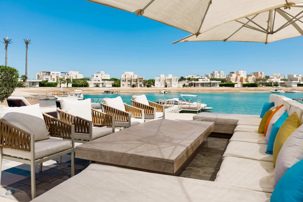 Posh & Eclectic 4 BDR Villa @ Fanadir Bay