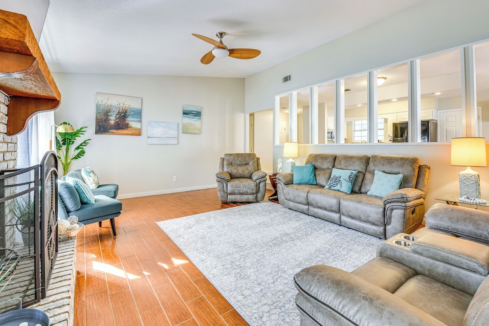 Sunny Retreat w/ Hot Tub in Fort Walton Beach!