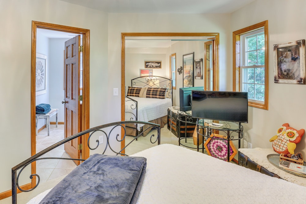Golf, Hike & Explore: Blue Ridge Mtn Haven w/ Deck