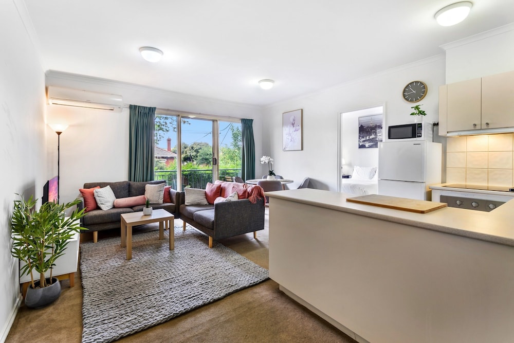 Chic 2-bed Apartment Near Albert Park