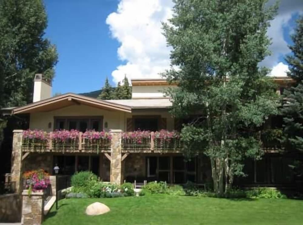 Penthouse with Panoramic Views of Vail Mountain and the Gore Range by RedAwning