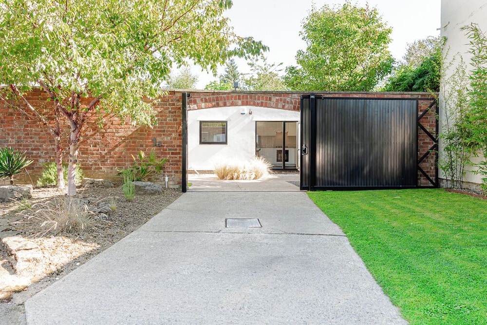 Mid-Century Modern Style 1BD with Garden view 5