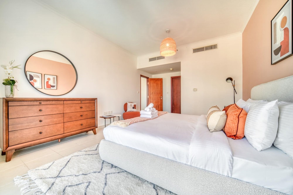 Urban Chic Downtown Apt w Dubai Fountain Views