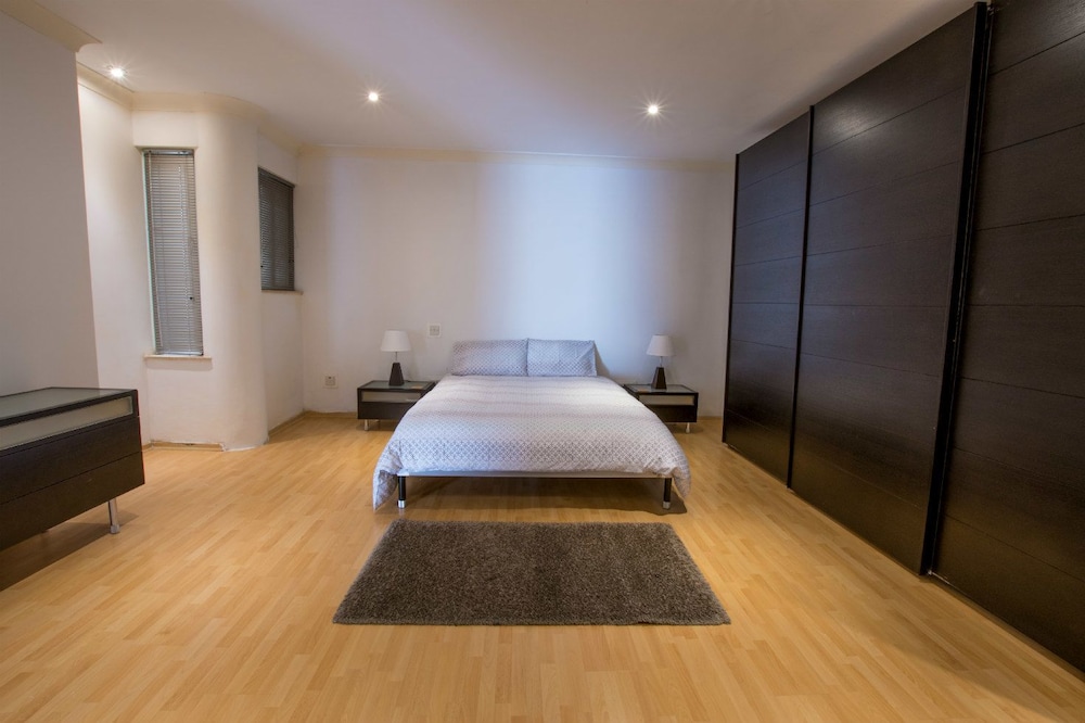 Bright, Spacious and Right in the Center photo 3