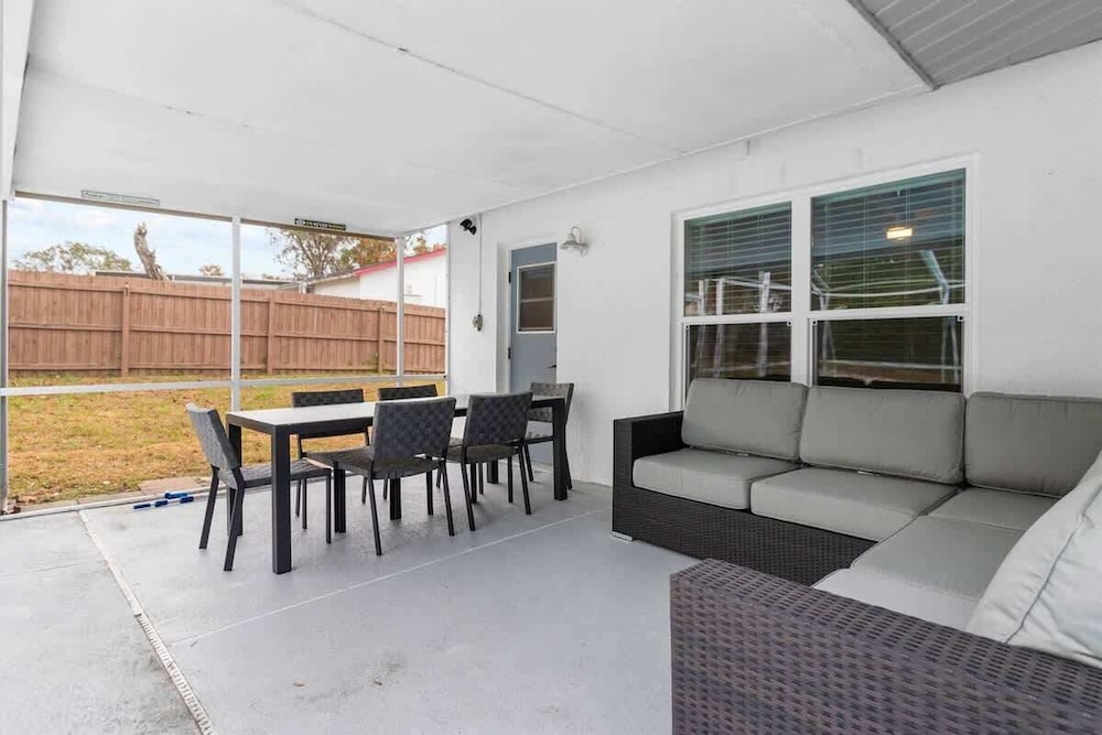 Spring Hill, 4 Bedroom, Pool & Golf Course!