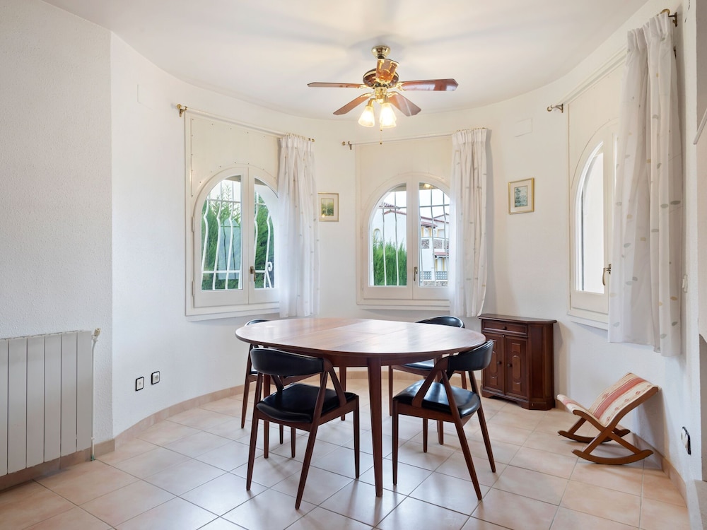 Peaceful Holiday Home in Sant Pere Pescador With Swimming Pool photo 5