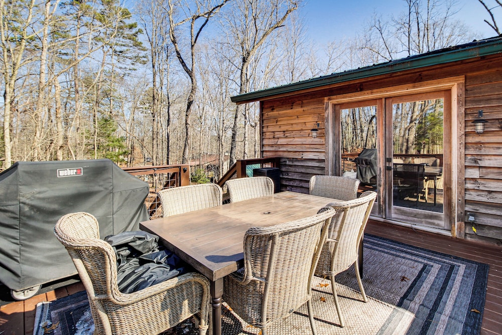 3 Mi to Dtwn Ellijay: Tree-lined Cabin w/ Deck!