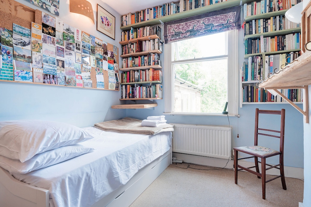Enchanting Hammersmith Home Close to Shepherds Bush by Underthedoormat