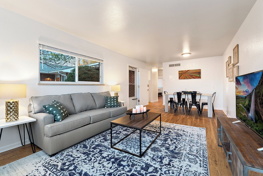 Orchard Flats Perfect Group Stay w/ Yard and BBQ