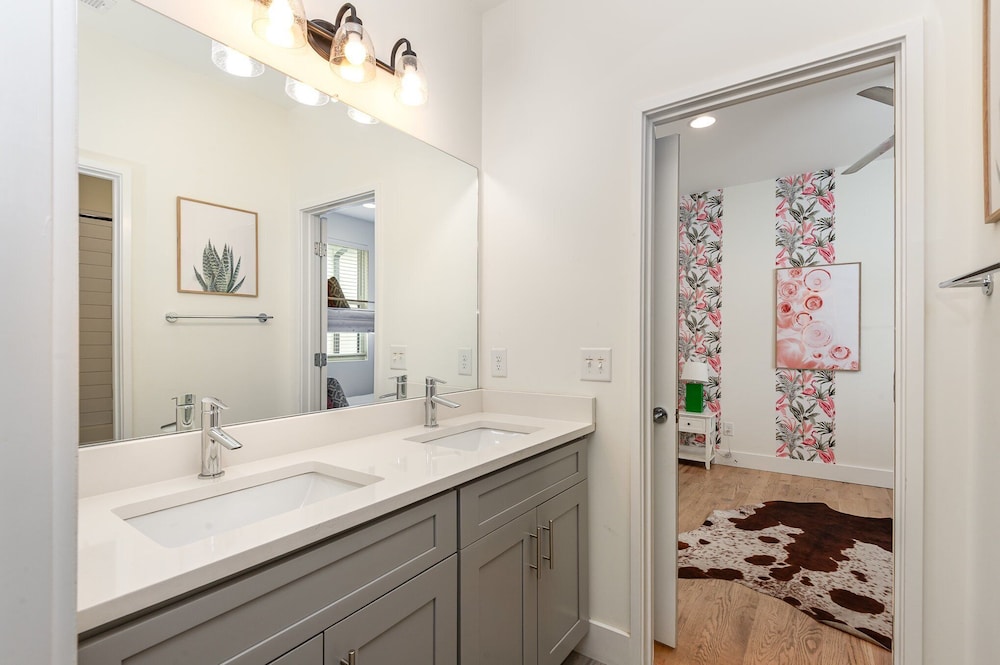 Citrine-private Patio & Balcony-near Germantown