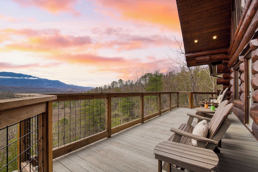 Pinnacle Chalet by Avantstay Luxury Cabin w/ Panoramic Views, Fireplace & Game Room
