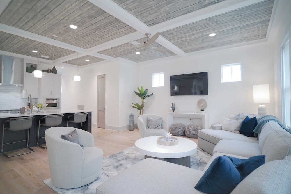 Beauty and the Beach by Avantstay Rooftop w/ Gulf Views, Pool Access