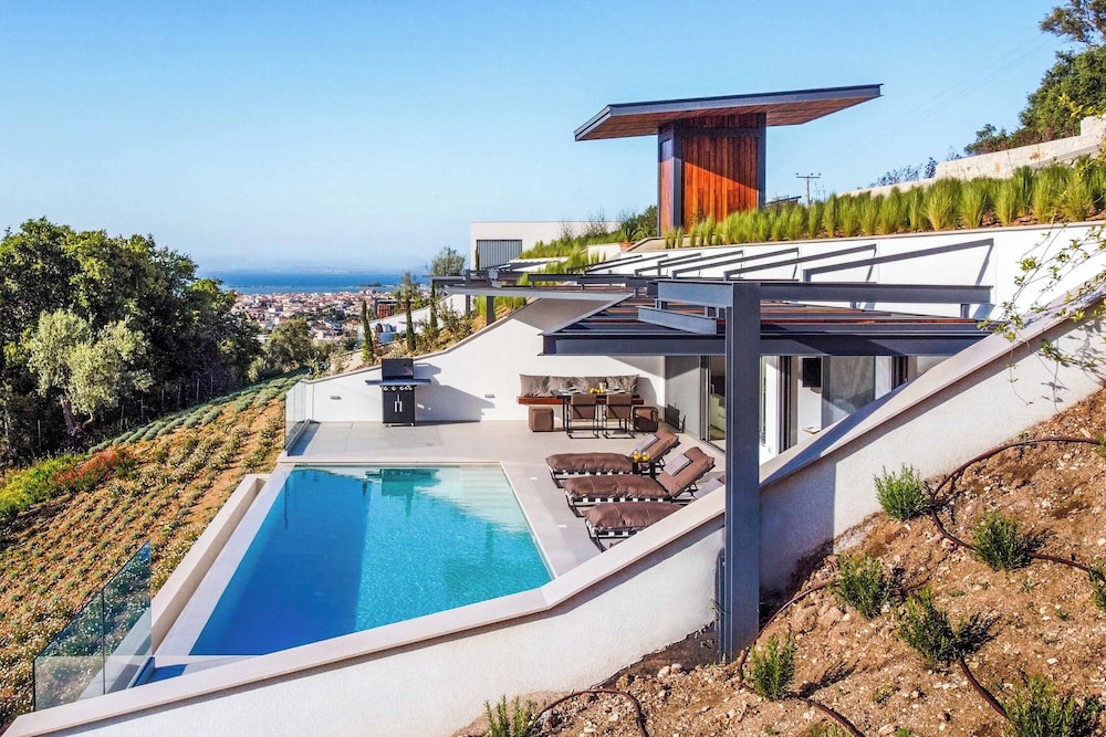 Villa Beyond the Horizon