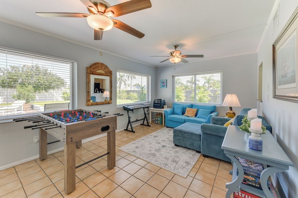 Beach Gear Provided! Cozy Family Home in Bradenton