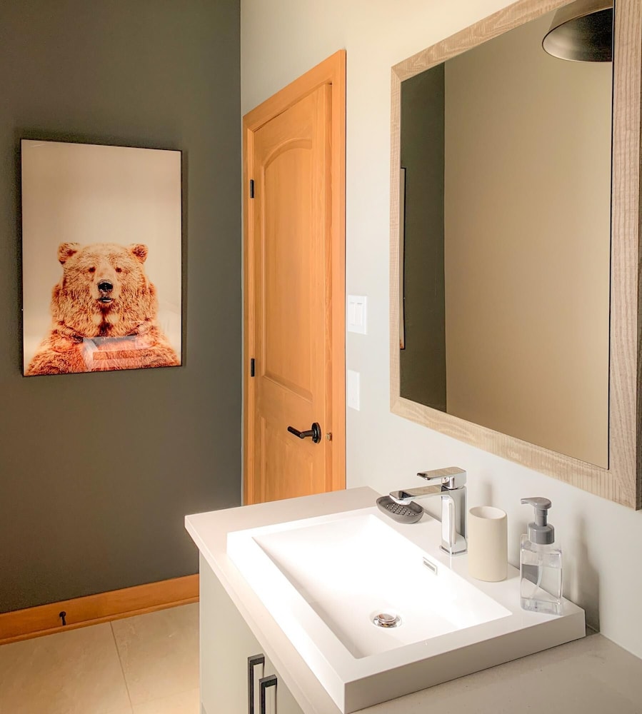 Black Bear - Luxury Mountain-top Villa With hot tub