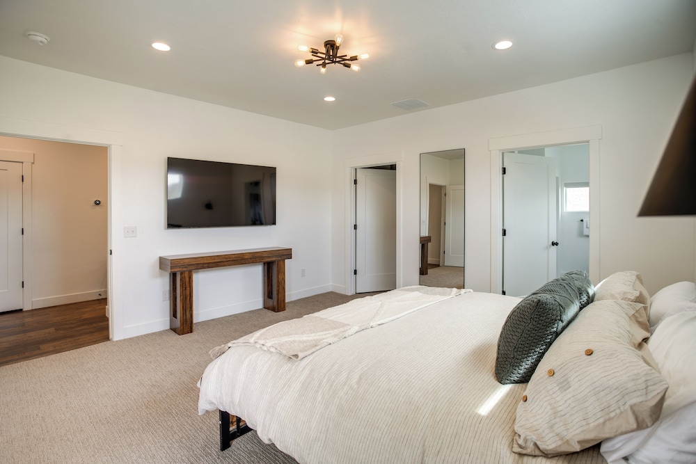 3 Mi to Bear Lake: Home w/ Hot Tub & Huge Patio!