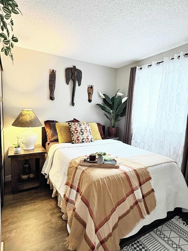 Stylish Downtown Condo near Rogers Place | Parking, Gym, Balcony & Kitchen