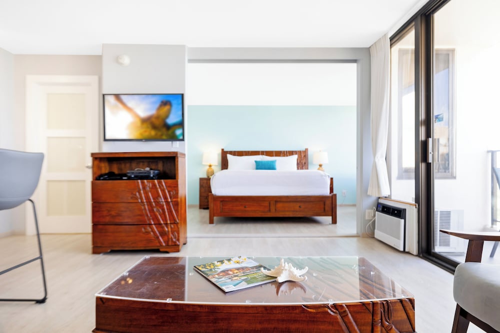 High Floor Ocean View Condo (King Bed and Parking): hotel room photo
