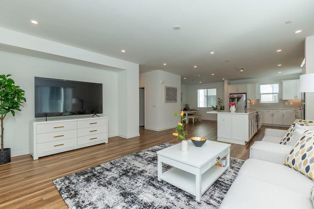 Private Bedroom With Bathroom Central Location