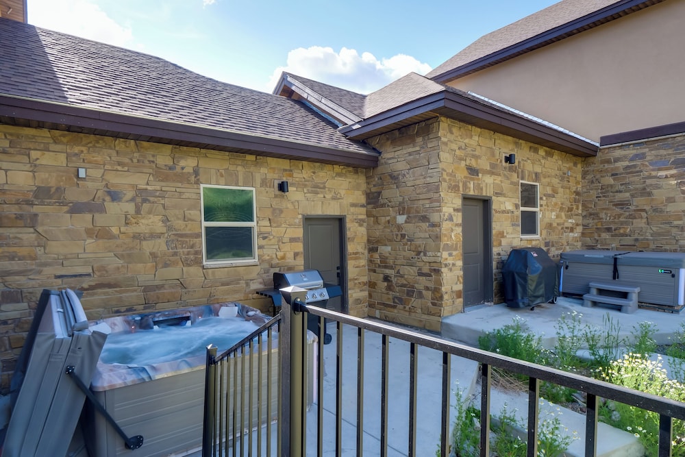 Hot Tub, Pool Table & Fireplaces: Blue River Gem