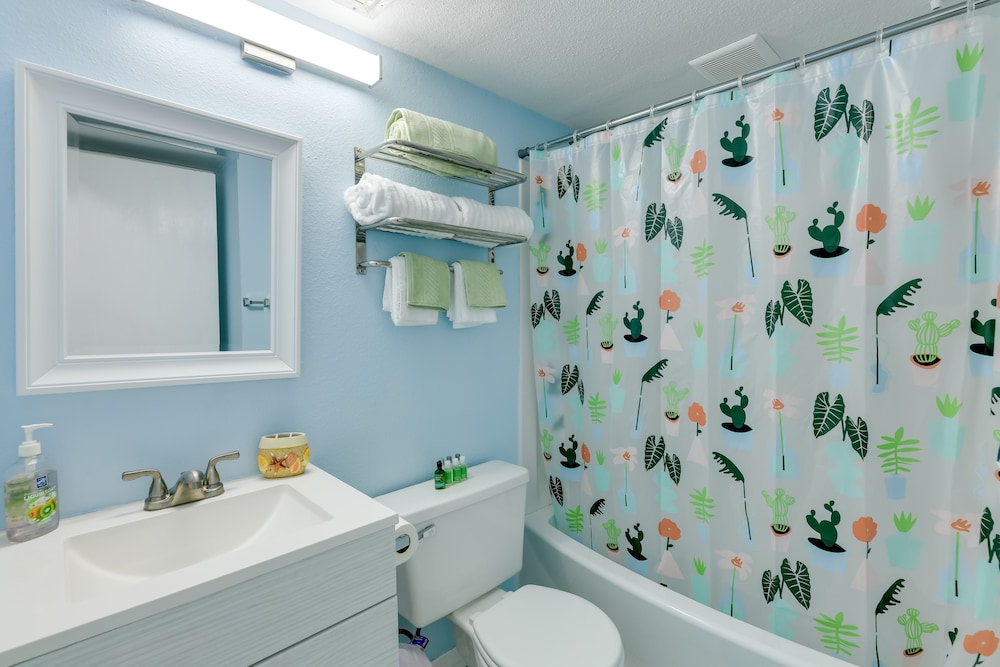 Corpus Christi Condo w/ Balcony & Beach Views! view 2