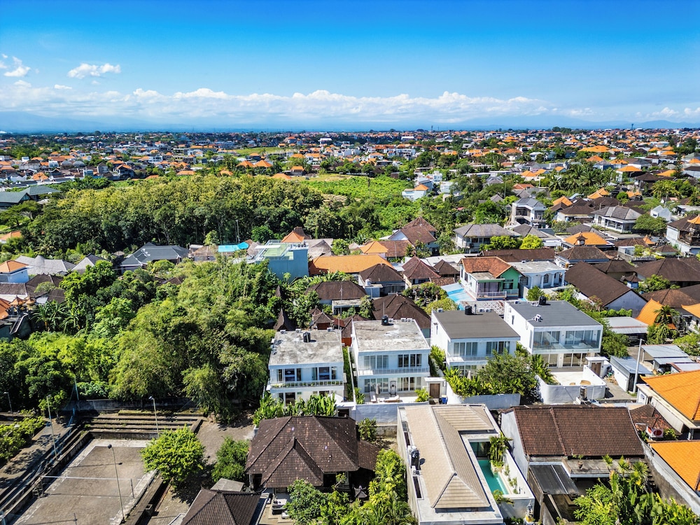 Eleven Villa Canggu - Calm Oasis with Pool and Privacy