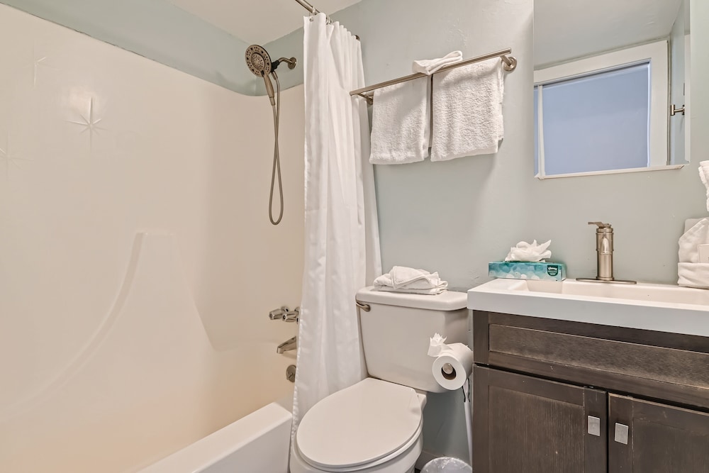 Top Floor Unit Best Location Alpine 303 Condo near to city attractions by RedAwning view 4