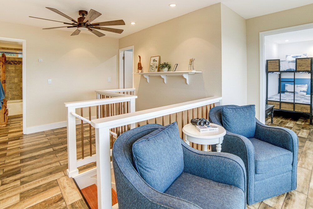 Waterfront Clear Lake Home w/ Game Room & Deck!