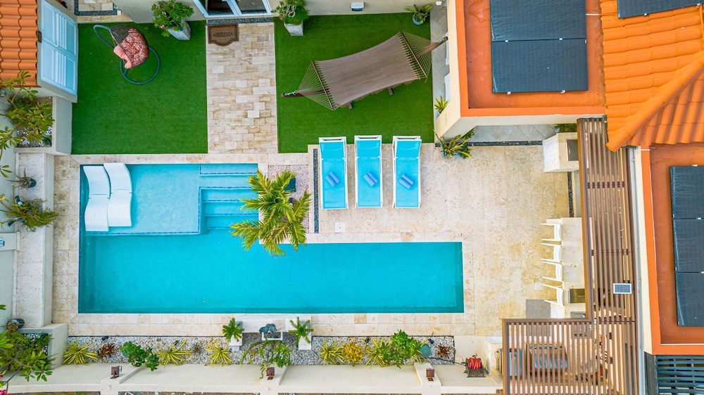 Luxury New 5 Location Pool Outdoor Kitchen