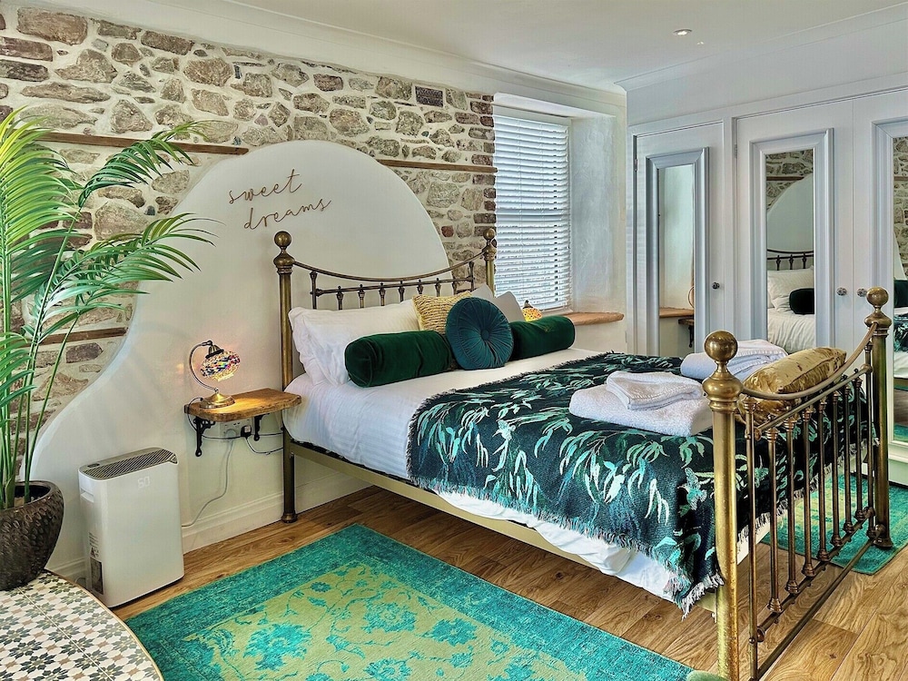 Seafront Cottage - Beach Access - Pet Friendly