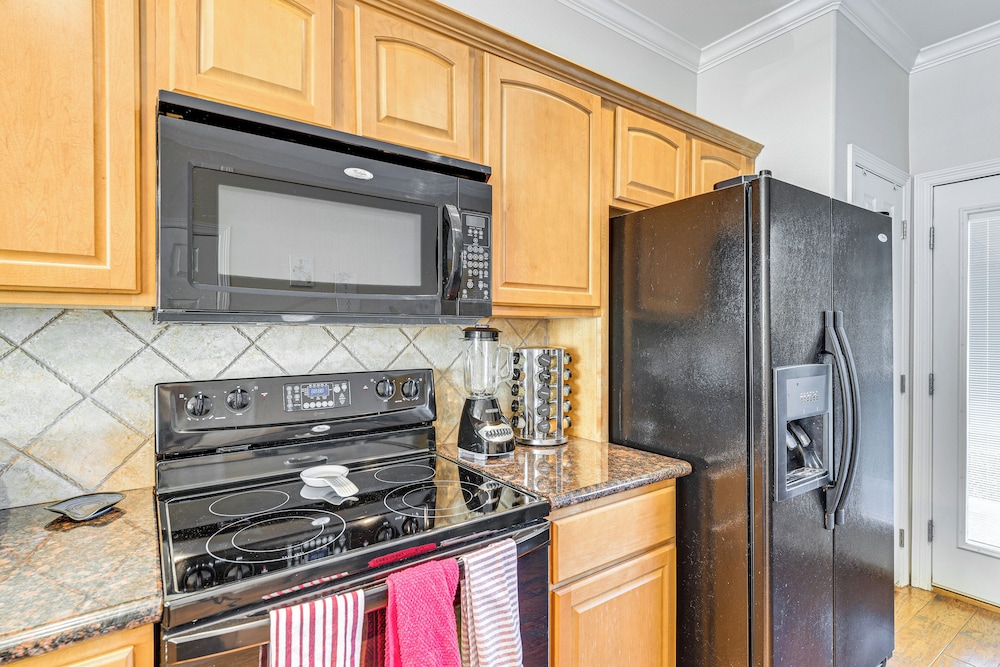 2 Mi to Texas A&m: Unit w/ Pool & Hot Tub Access