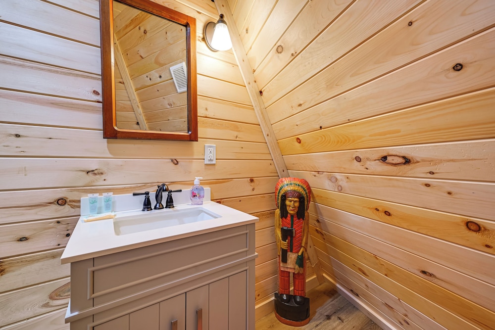 5 Mi to Mammoth Cave NP: Teepee Studio Escape