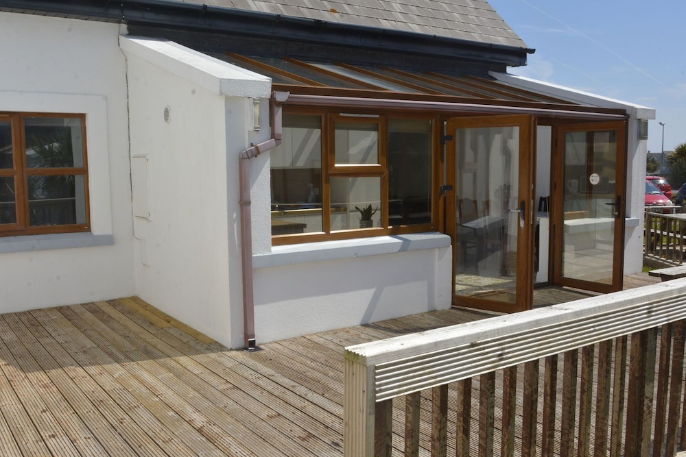 Hookless Holiday Homes