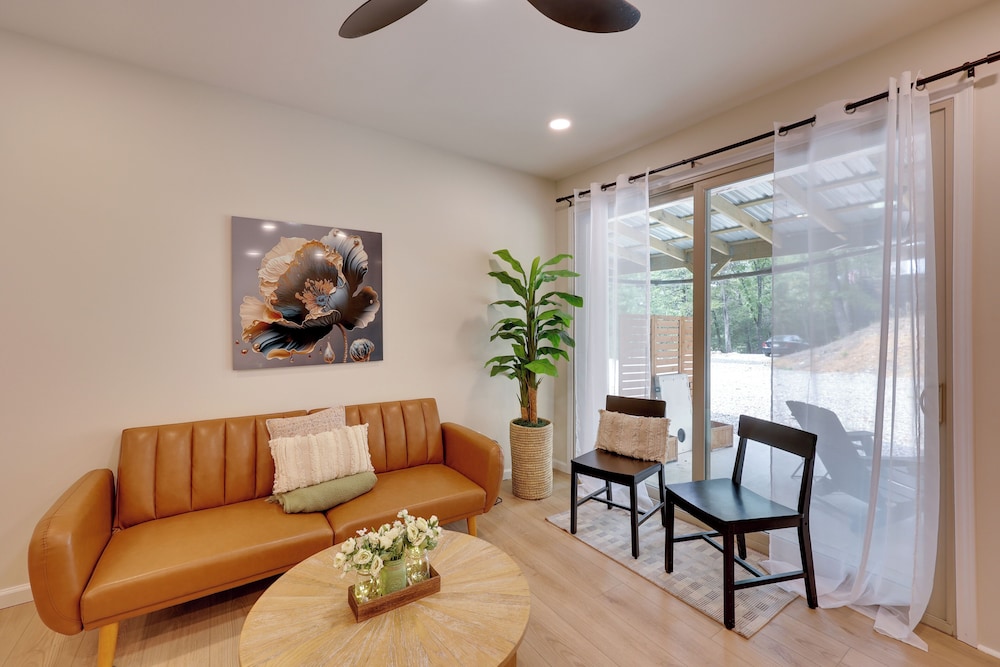 Duplex w/ Furnished Patio Near Lake Ouachita!