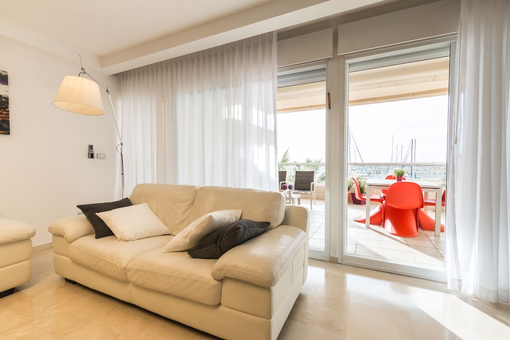 High Class Condo at Marina by FeelHome