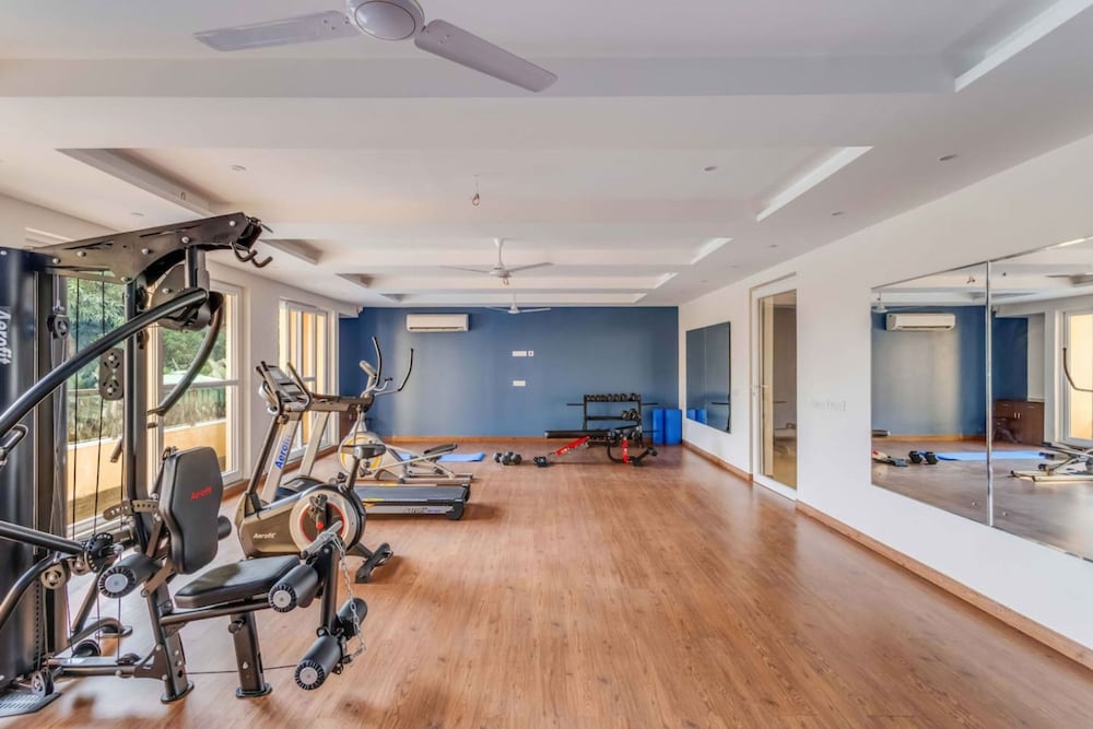 1bhk w Balcony and Pool - 5 Mins to Candolim Beach