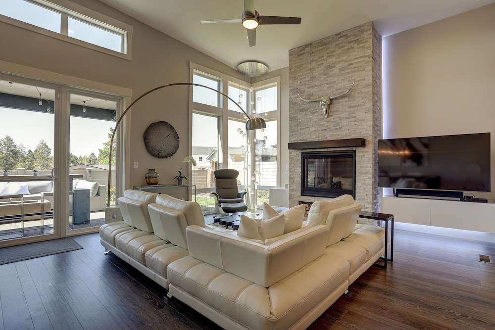 Ruby Peak *30 Day Minimum 4 Bedroom Home by RedAwning