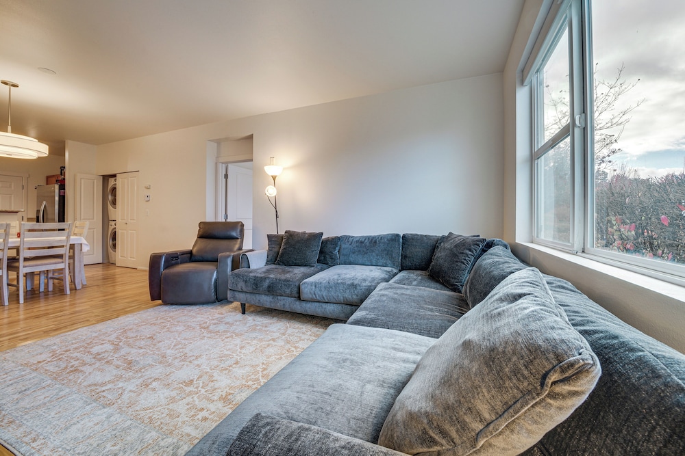 Condo 6 Mi to Lumen Field & Dtwn Seattle!