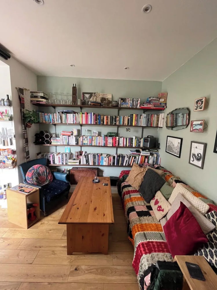Snug 1BD Flat With Balcony - Stoke Newington