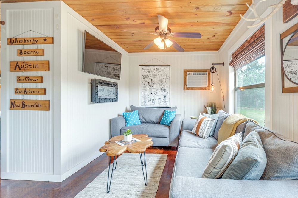 8 Mi to Dtwn Wimberley: Cabin Retreat on 5 Acres!