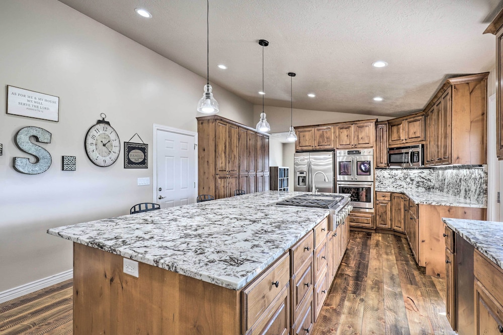 Luxe Heber City Cabin + Hot Tub & Guest House view 4