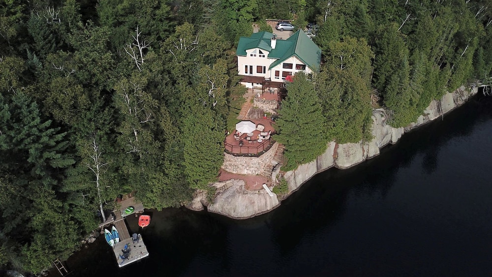 Duhamel Rock Cliff 3-Bedroom Waterfront Chalet-0
