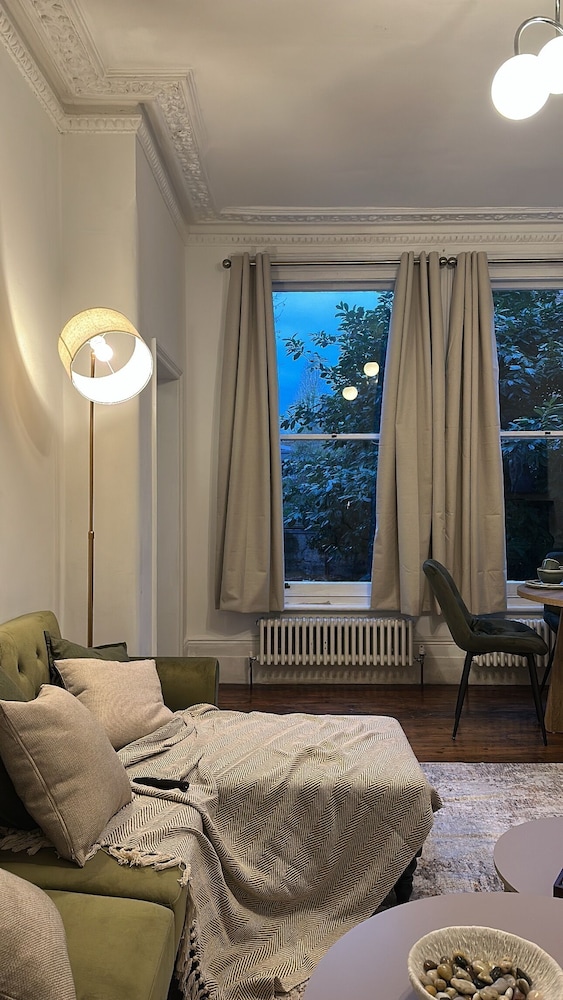 Cosy West Kensington Apartment - 3 Min to Tube