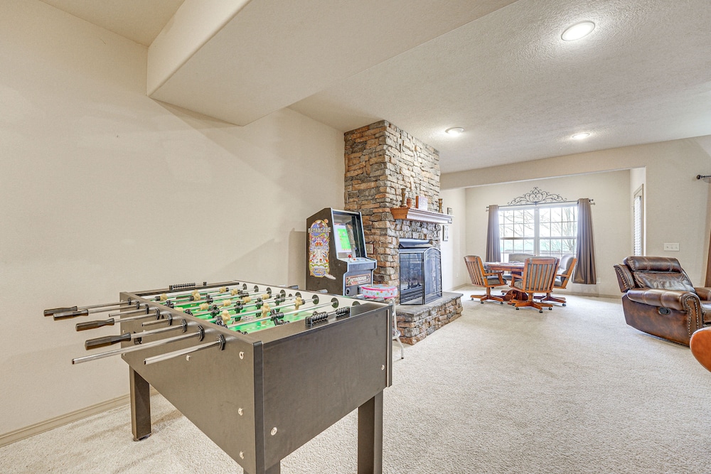 Relax Fireside: Branson West Gem w/ Hot Tub Access
